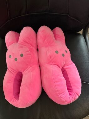 Women’s PEEPS Slippers ~ Size L ~